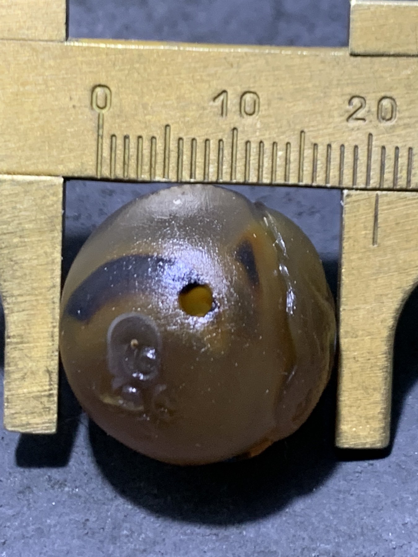 精美亚光高玉化巴西玛瑙手工俏色巧雕回纹玉兔圆珠一个！