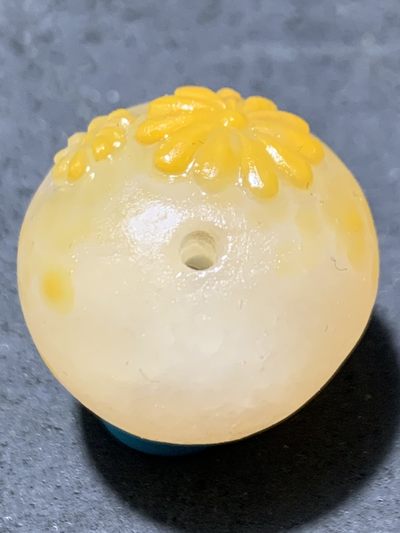 精美冰飘鸡油黄亚光战国红玛瑙手工俏色巧雕太阳花珠一个， 精美冰飘鸡油黄亚光战国红玛瑙手工俏色巧雕太阳花珠一个，