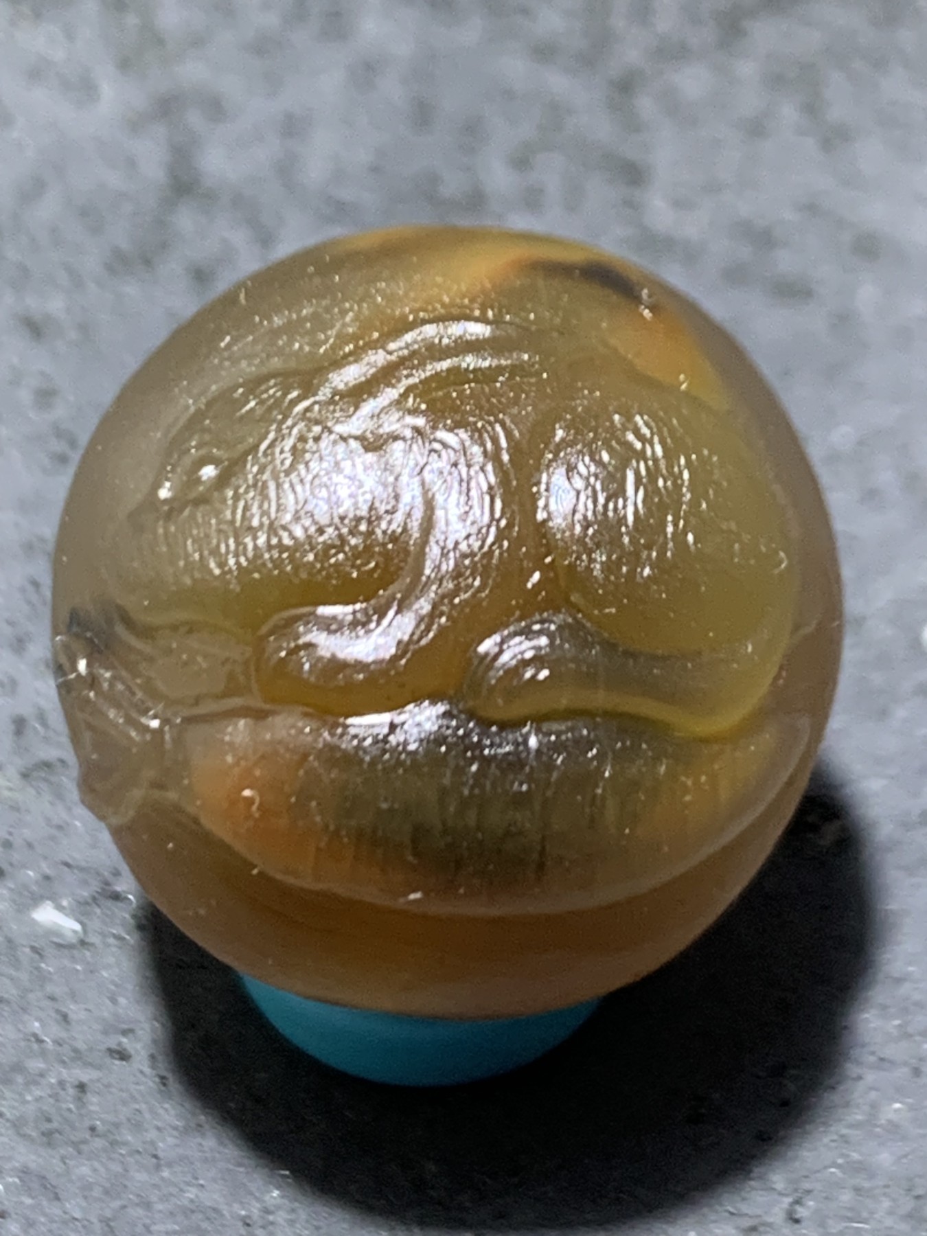 精美亚光高玉化巴西玛瑙手工俏色巧雕回纹玉兔圆珠一个！