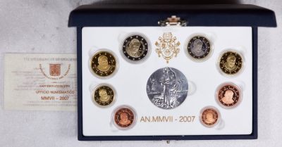 S&S Numismatic世界钱币-拍卖 第77期 - 梵蒂冈2007年 本尼迪特十六世-第一版本地图 8枚欧元精制套币官方卡币 含1枚45克925银纪念章 没有最外面的纸壳子