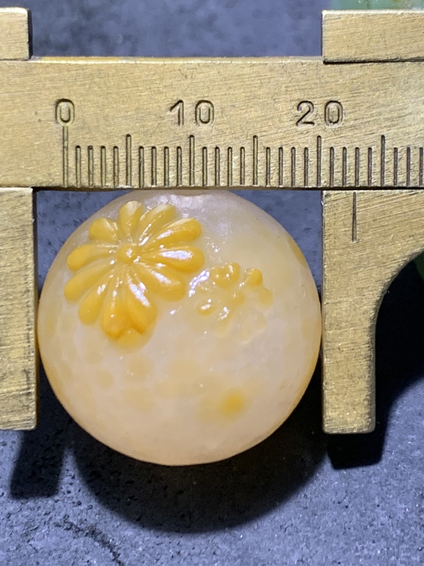 精美冰飘鸡油黄亚光战国红玛瑙手工俏色巧雕太阳花珠一个，
