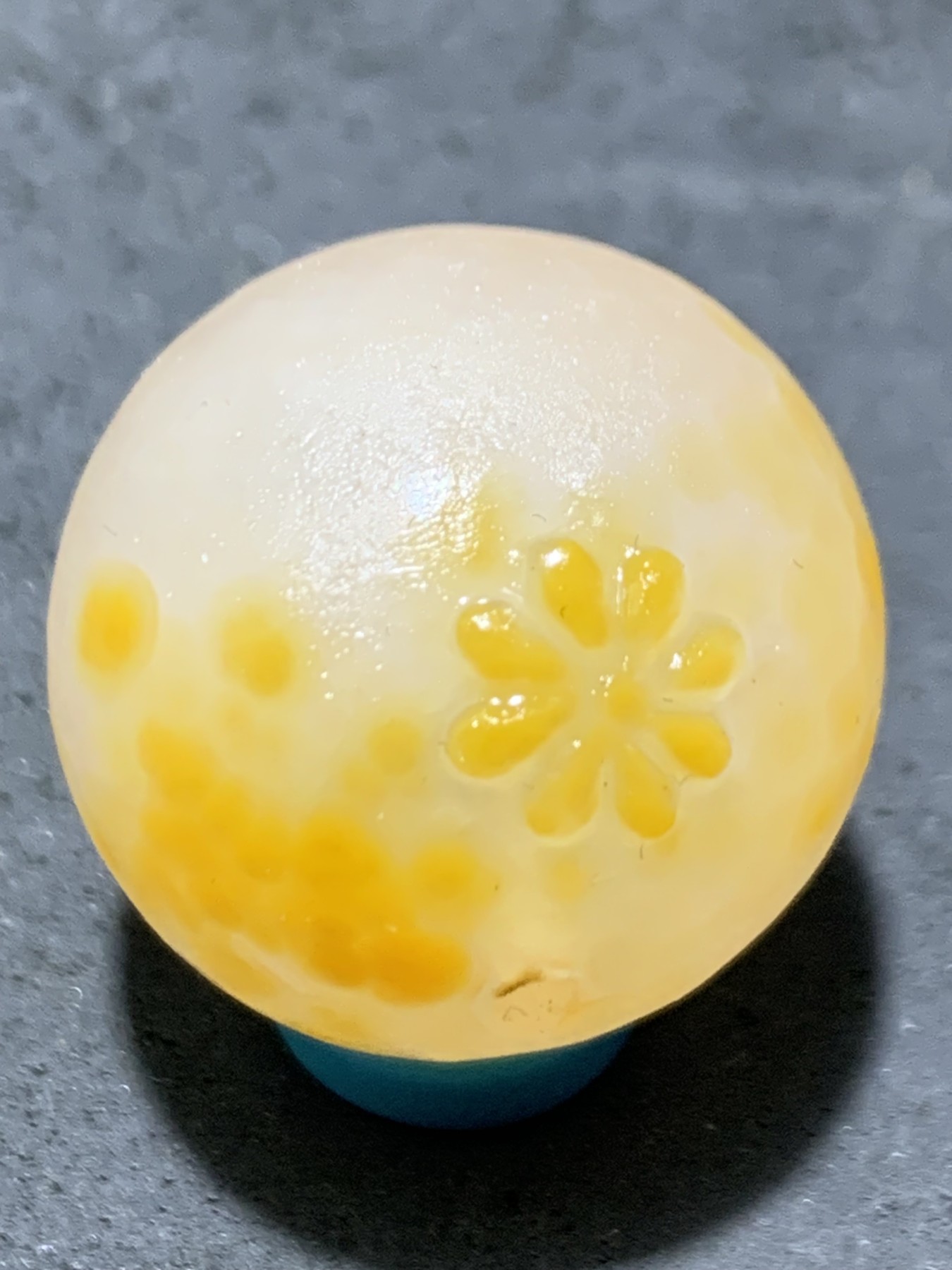 精美冰飘鸡油黄亚光战国红玛瑙手工俏色巧雕太阳花珠一个，