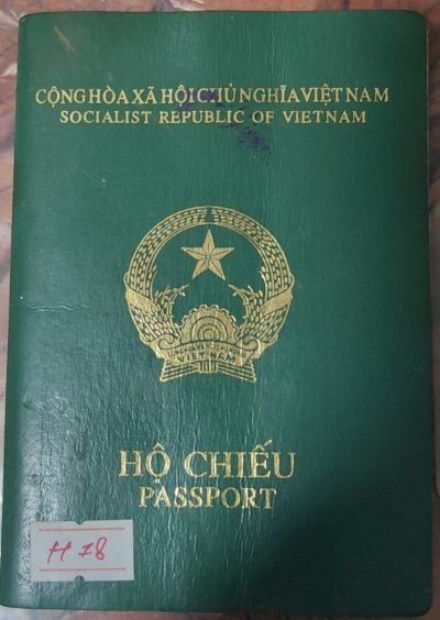 【币观天下】第253期钱币拍卖 - 越南旧护照一本+越南人居民卡一张