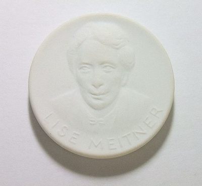 瑞典大物理学家迈特纳 白色高浮雕大陶章 40MM - 瑞典大物理学家迈特纳 白色高浮雕大陶章 40MM
