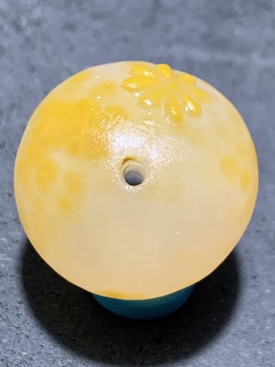 精美冰飘鸡油黄亚光战国红玛瑙手工俏色巧雕太阳花珠一个， 精美冰飘鸡油黄亚光战国红玛瑙手工俏色巧雕太阳花珠一个，