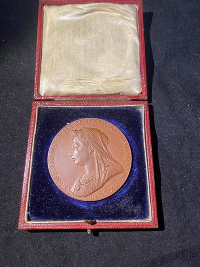 盛世勋华——号角文化勋章邮票专场拍卖第174期 - 英国1897年维多利亚女王登基60周年钻石禧年纪念大铜章 大版章 皇家造币局官方定制版 直径56mm 重75克 带原盒