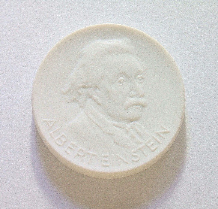 德国大科学家泰斗爱因斯坦 白色高浮雕大陶章 40MM