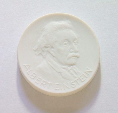德国大科学家泰斗爱因斯坦 白色高浮雕大陶章 40MM - 德国大科学家泰斗爱因斯坦 白色高浮雕大陶章 40MM