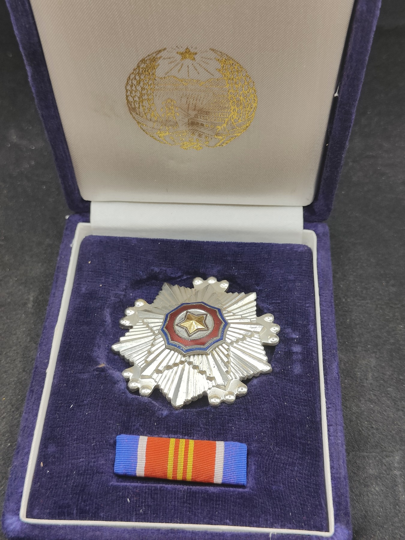 全场0元起拍 第146期 咸鱼国勋章拍卖专场 4月10日（周三）下午6：00开始 朝总联版烫金国徽盒三级国旗勋章带盒略