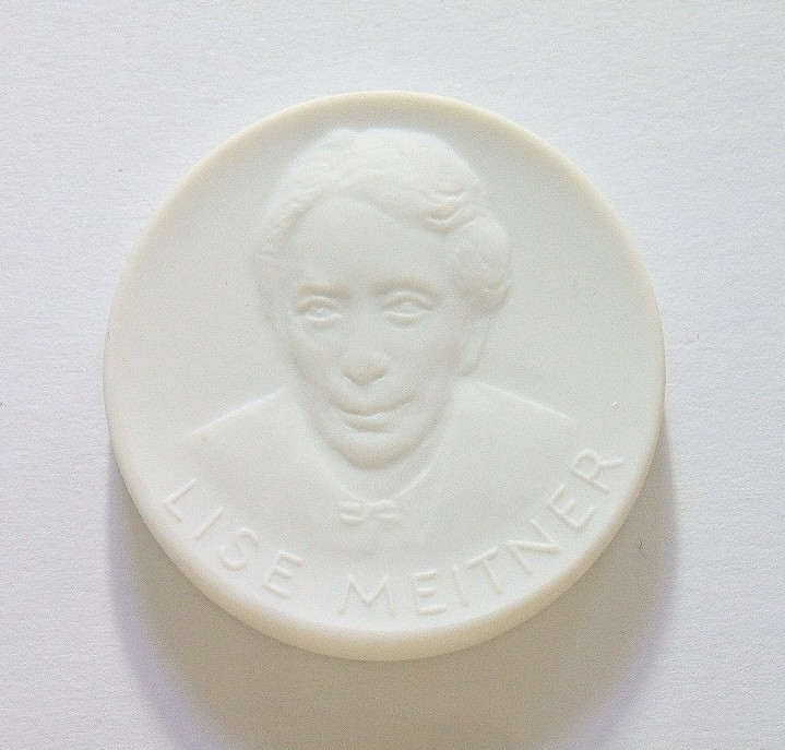 瑞典大物理学家迈特纳 白色高浮雕大陶章 40MM
