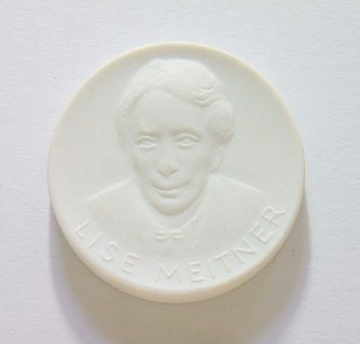 瑞典大物理学家迈特纳 白色高浮雕大陶章 40MM - 瑞典大物理学家迈特纳 白色高浮雕大陶章 40MM