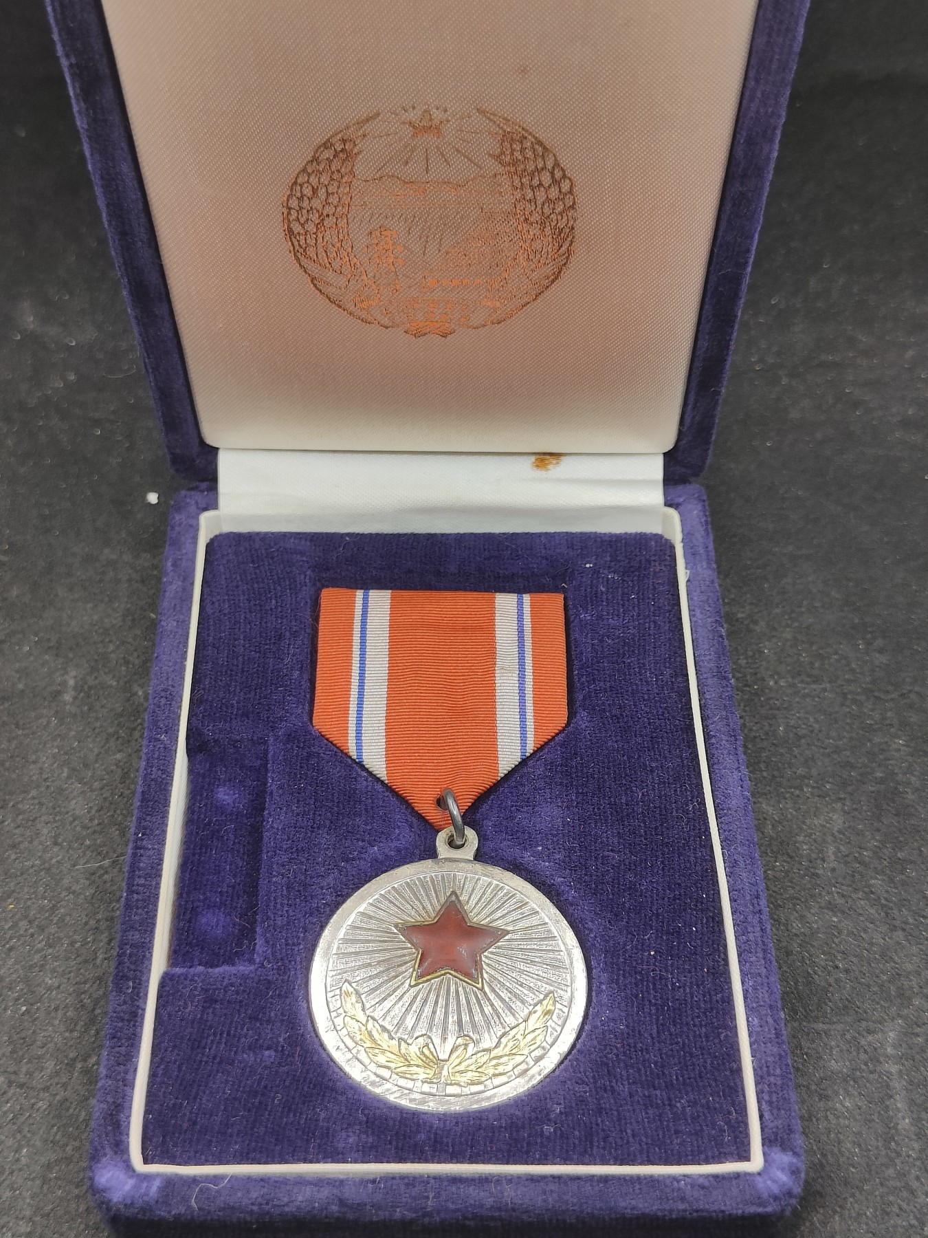 全场0元起拍 第146期 咸鱼国勋章拍卖专场 4月10日（周三）下午6：00开始 朝总联版烫金国徽盒朝鲜功劳奖章