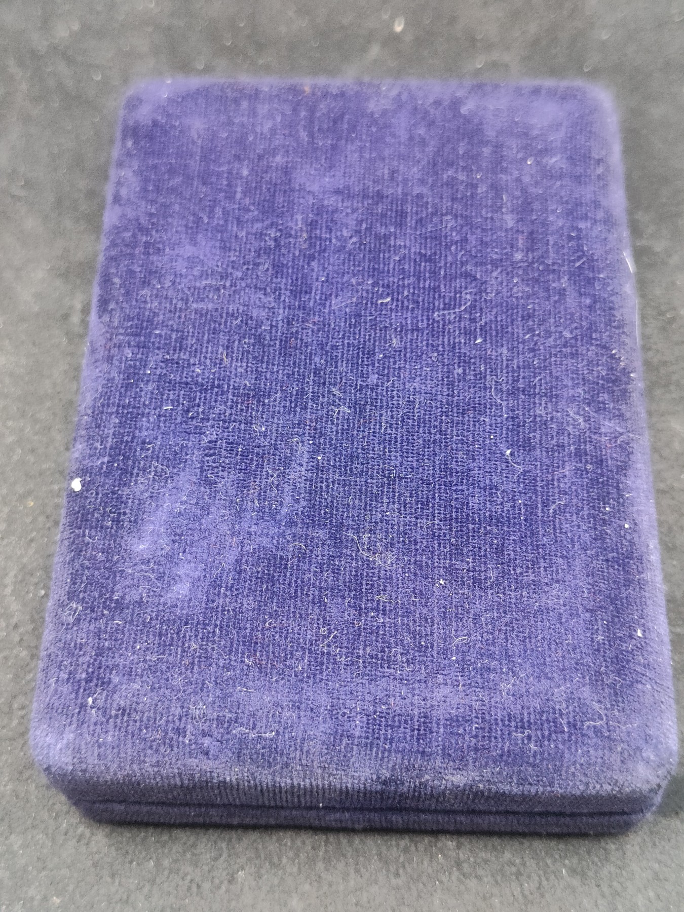 全场0元起拍 第146期 咸鱼国勋章拍卖专场 4月10日（周三）下午6：00开始 朝总联版烫金国徽盒朝鲜功劳奖章