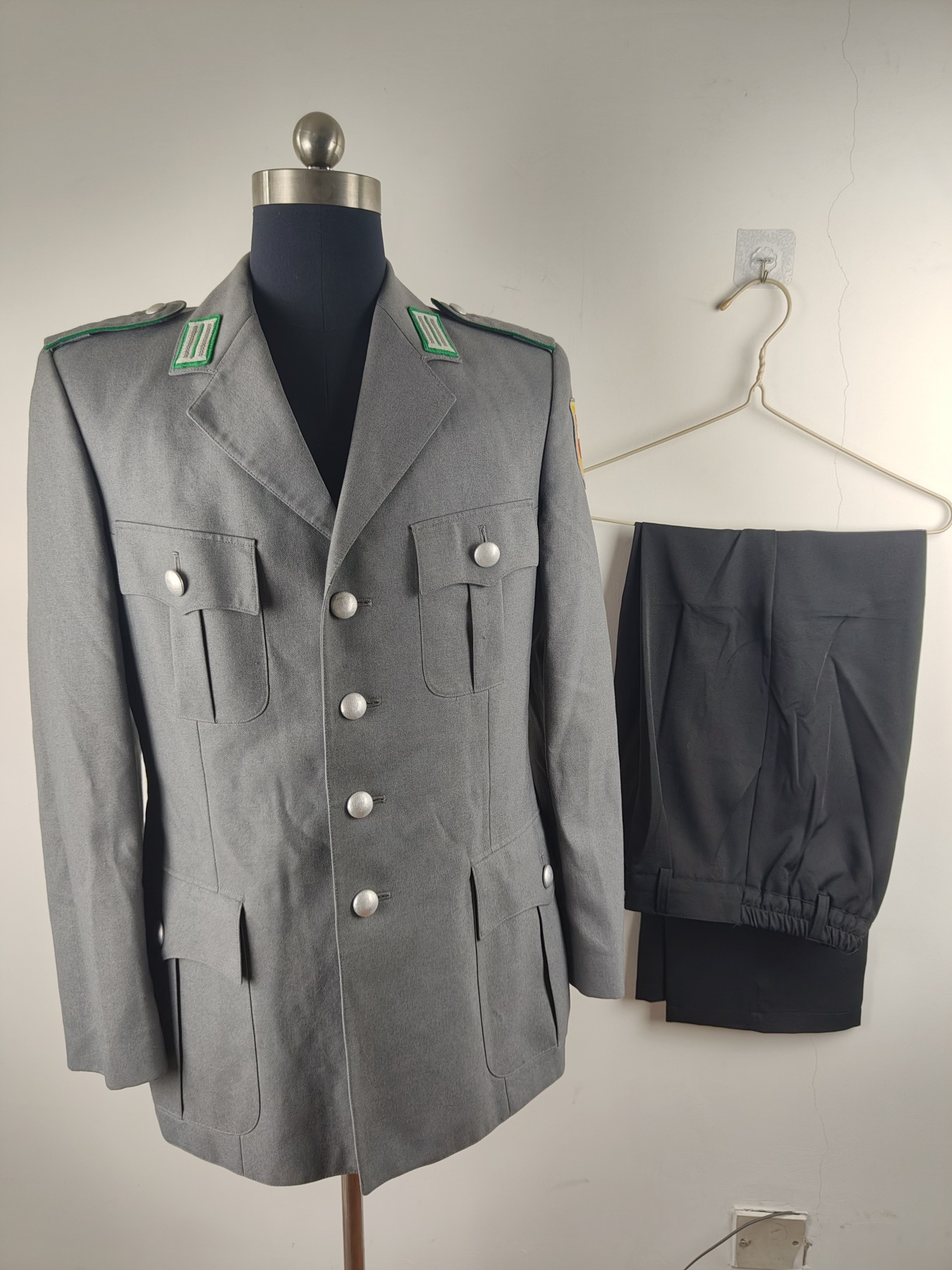 全场0元起拍 第146期 咸鱼国勋章拍卖专场 4月10日（周三）下午6：00开始 西德陆军士兵常服一套 胸围96 肩宽44 衣长76 袖长61 腰围90 裤长100