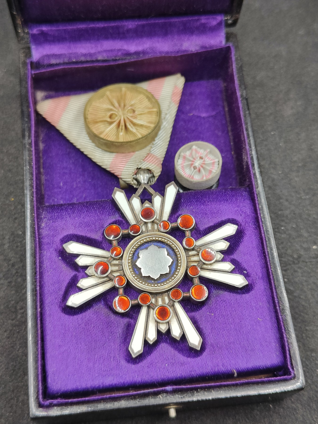 全场0元起拍 第146期 咸鱼国勋章拍卖专场 4月10日（周三）下午6：00开始 明治时期粉色绶带 四等瑞宝章银制带盒略