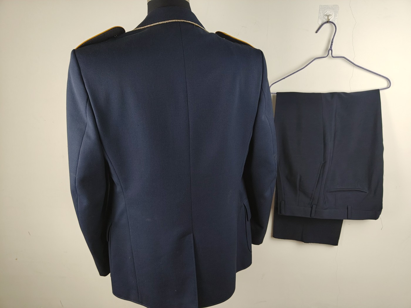 全场0元起拍 第146期 咸鱼国勋章拍卖专场 4月10日（周三）下午6：00开始 西德空军士官常服一套 带全配饰，夏服裤子 胸围106 肩宽46 衣长76 袖长62 腰围92 裤长99