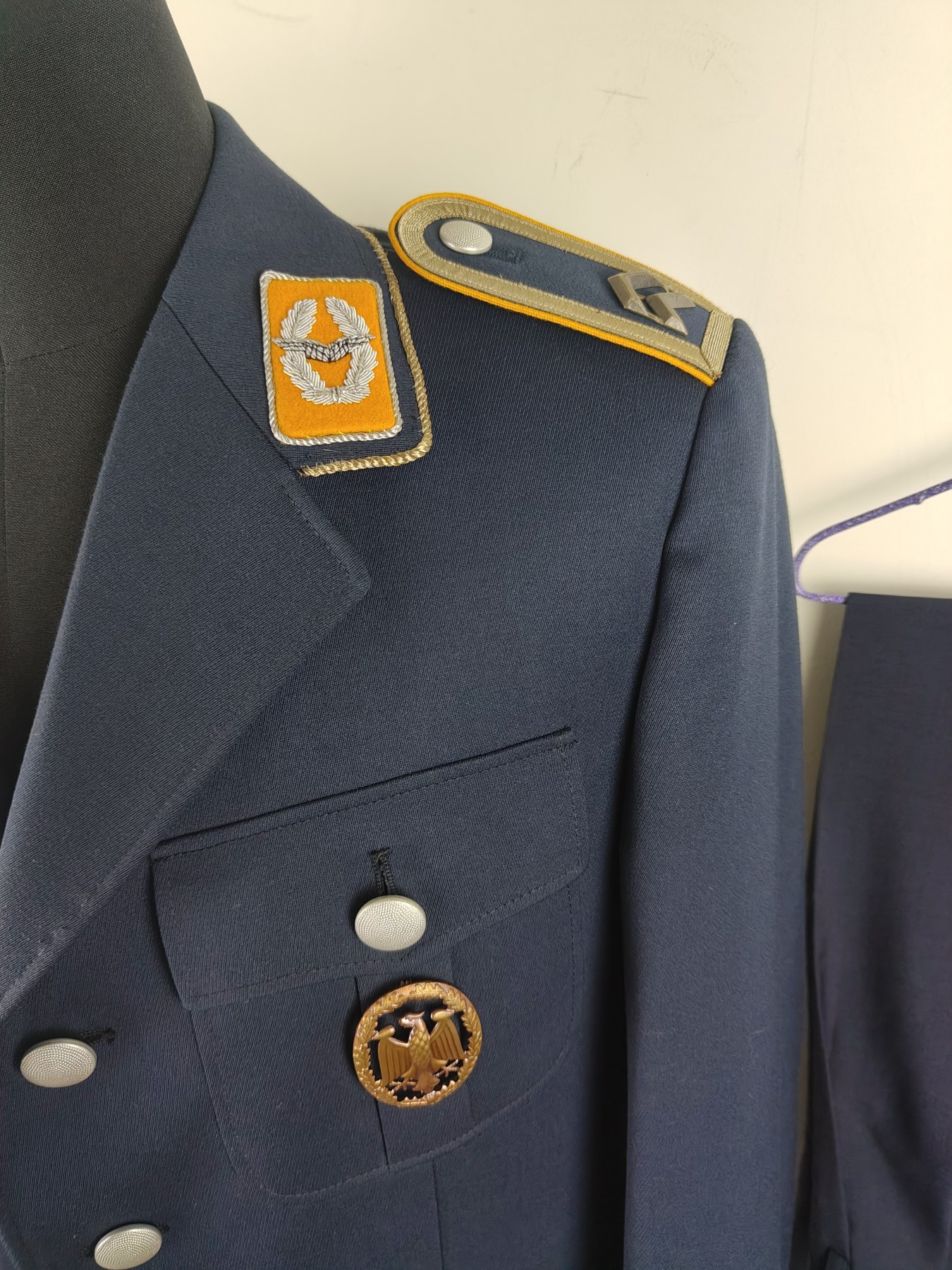 全场0元起拍 第146期 咸鱼国勋章拍卖专场 4月10日（周三）下午6：00开始 西德空军士官常服一套 带全配饰，夏服裤子 胸围106 肩宽46 衣长76 袖长62 腰围92 裤长99