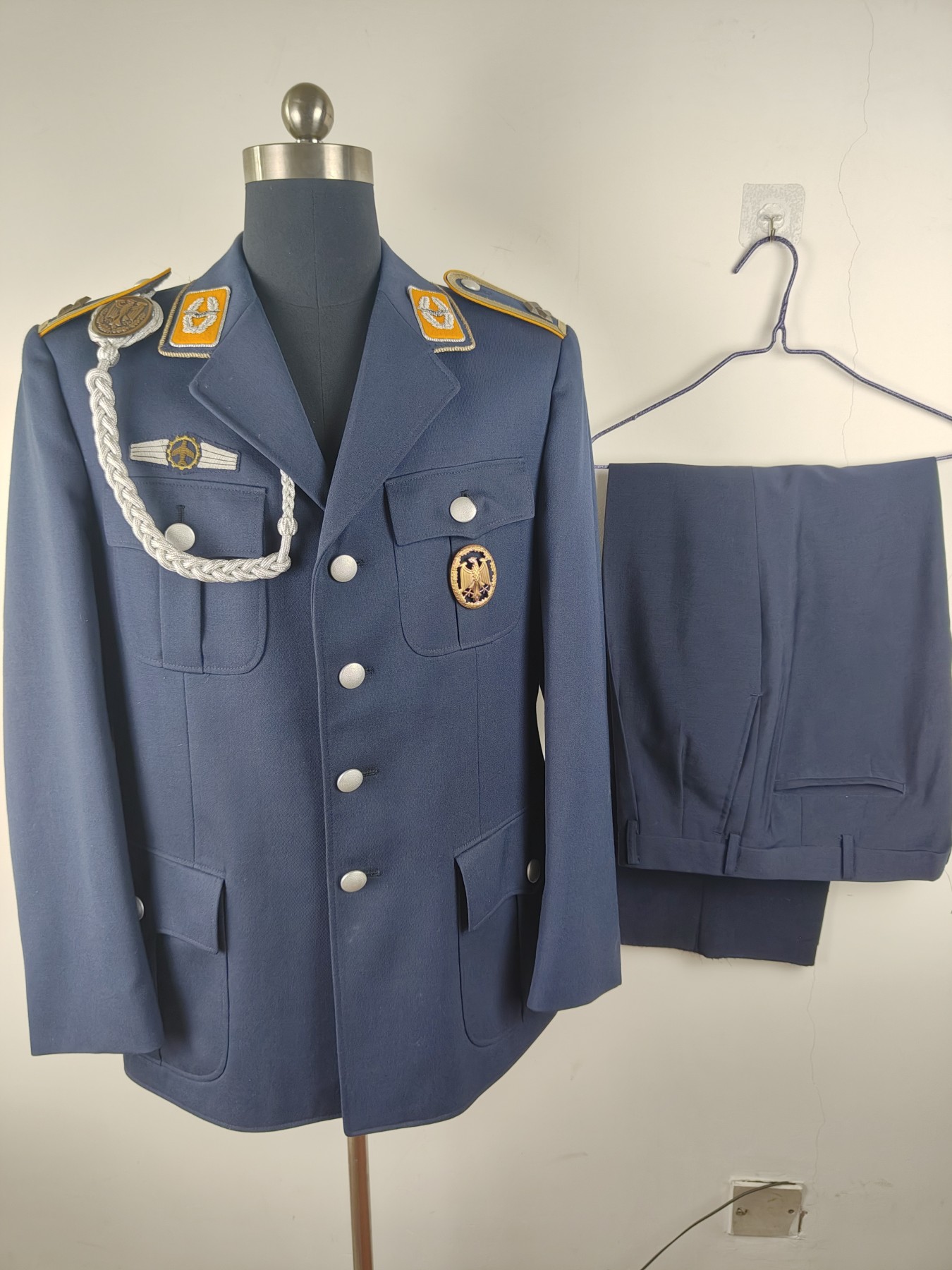 全场0元起拍 第146期 咸鱼国勋章拍卖专场 4月10日（周三）下午6：00开始 西德空军士官常服一套 带全配饰，夏服裤子 胸围106 肩宽46 衣长76 袖长62 腰围92 裤长99