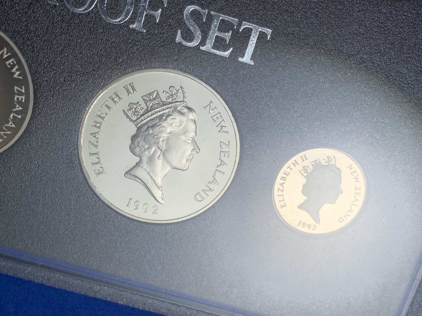 《竞宝斋》第256场-周日，周一 2场连拍 (全场包邮) 新西兰1992精制套币，含25周年纪念大银。英国皇家造币厂。