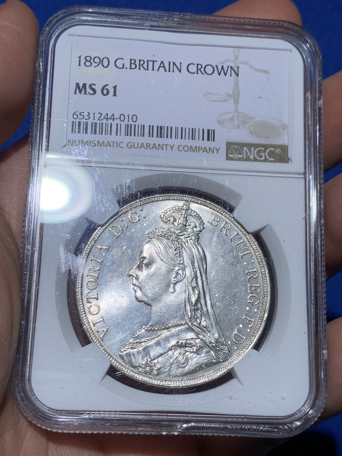 《竞宝斋》第256场-周日，周一 2场连拍 (全场包邮) NGC MS61 英国1890年维多利亚女王高冠马剑1克朗，镜面底板，干净漂亮。盒子下边缘有损。