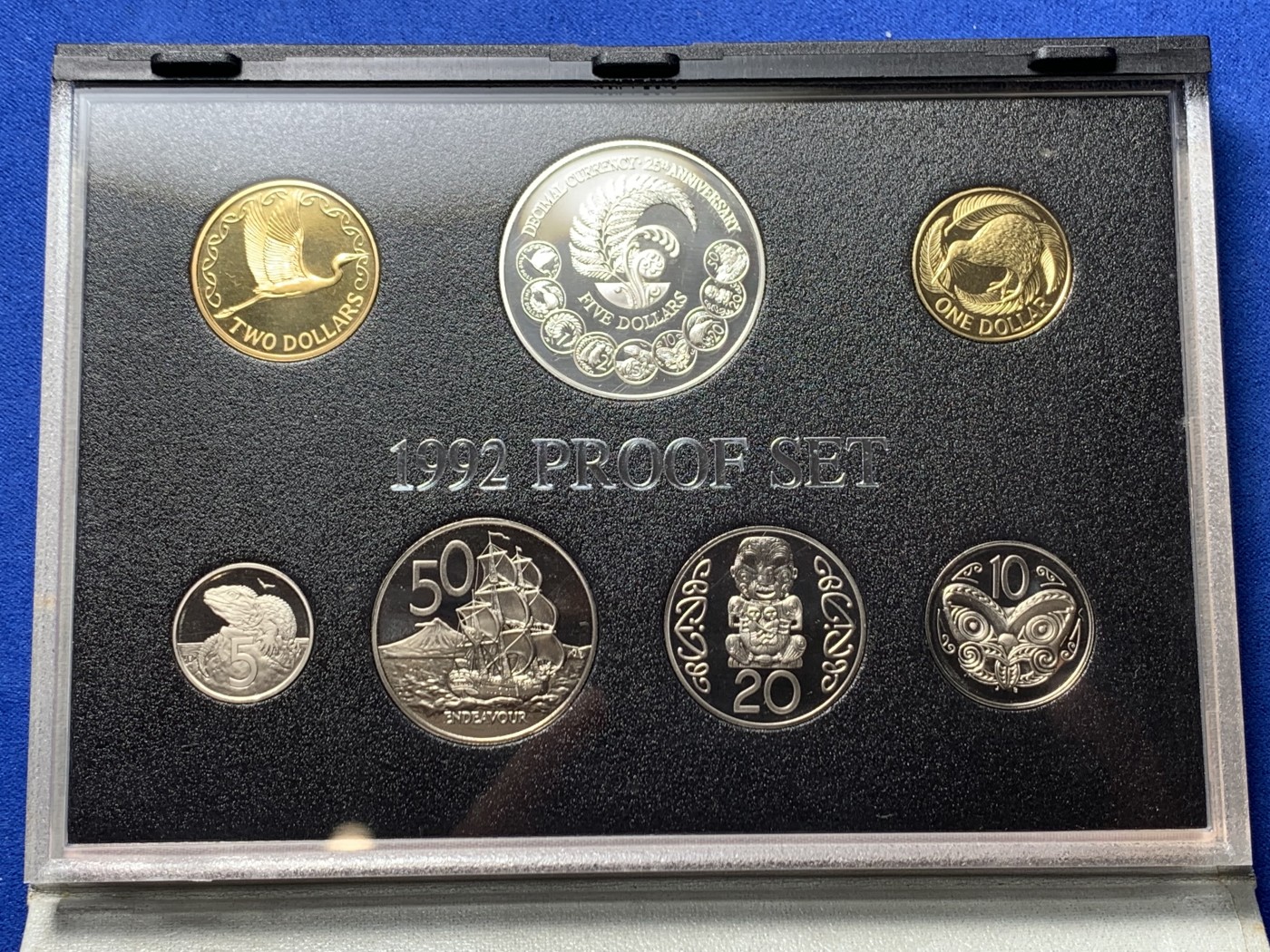 《竞宝斋》第256场-周日，周一 2场连拍 (全场包邮) 新西兰1992精制套币，含25周年纪念大银。英国皇家造币厂。