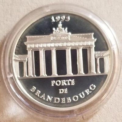 【币将精彩】世界钱币拍卖（2025-9-17） - 法国1993年柏林勃兰登堡门纪念银币 22克精制银币，UNC。
