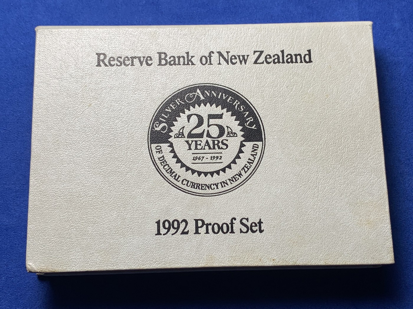 《竞宝斋》第256场-周日，周一 2场连拍 (全场包邮) 新西兰1992精制套币，含25周年纪念大银。英国皇家造币厂。