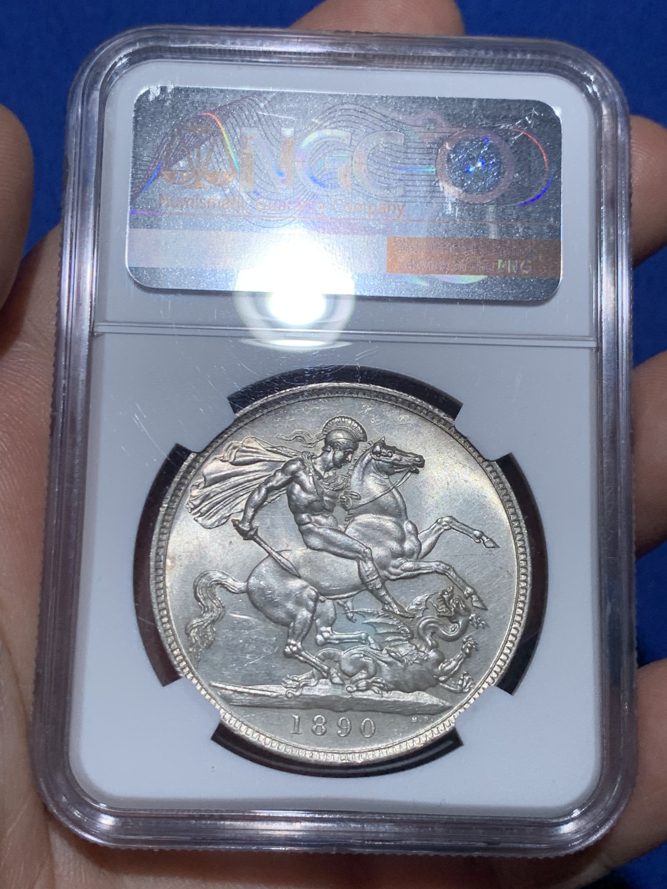 《竞宝斋》第256场-周日，周一 2场连拍 (全场包邮) NGC MS61 英国1890年维多利亚女王高冠马剑1克朗，镜面底板，干净漂亮。盒子下边缘有损。