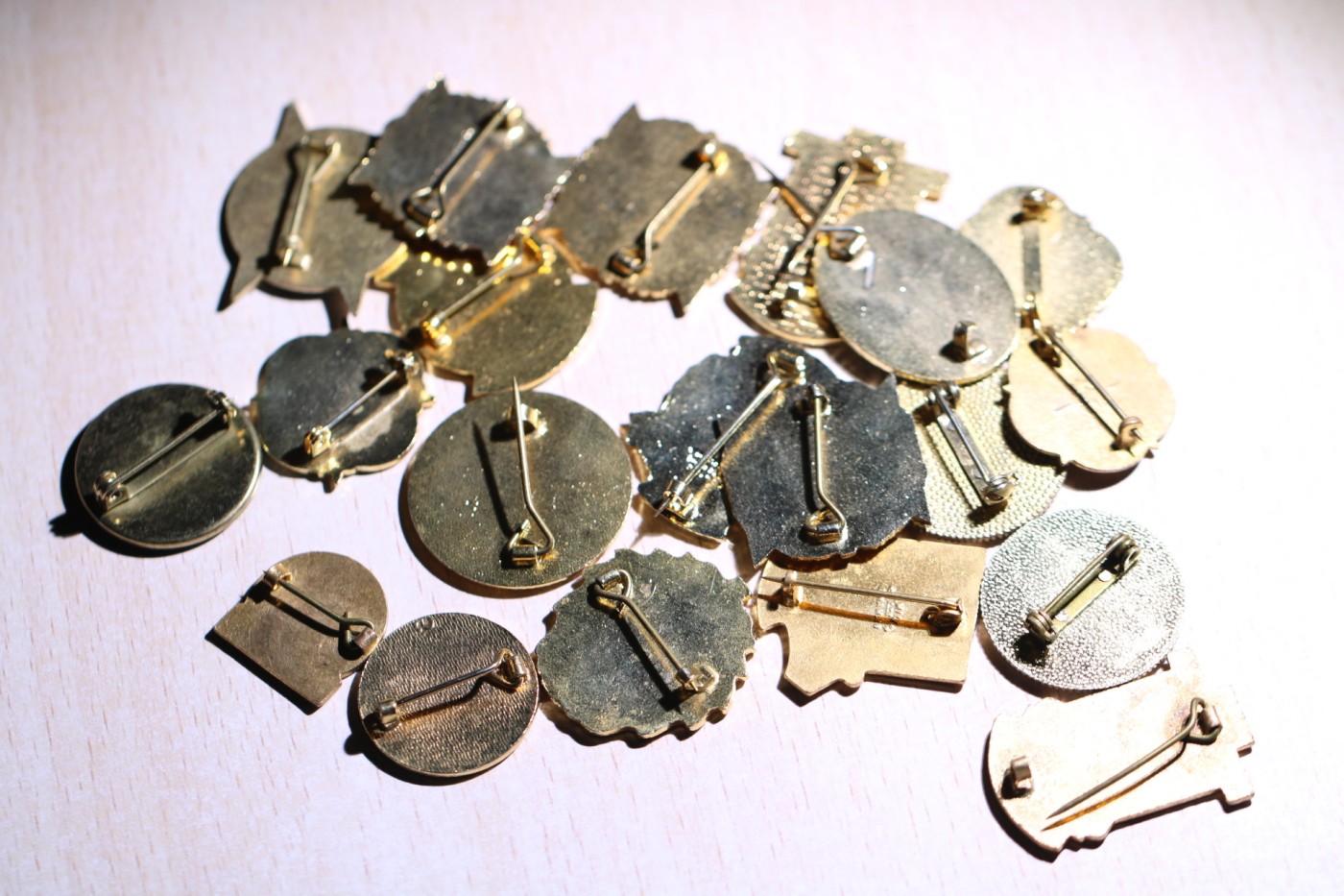 大猫徽章拍卖第245期  欧洲纪念证章一组 20枚