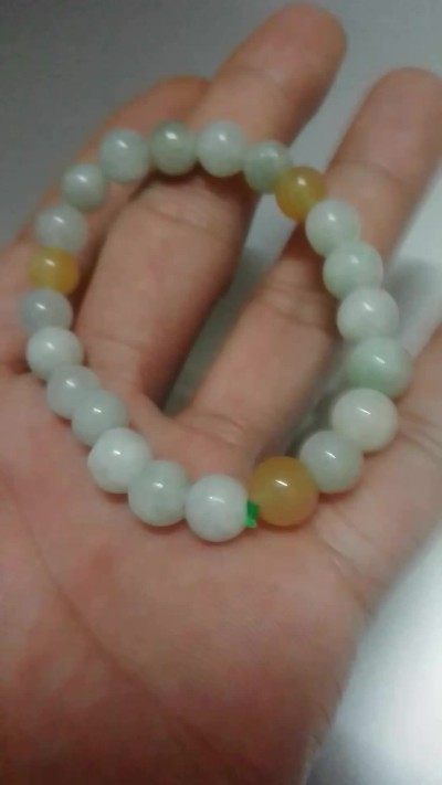 冰多彩翡翠手串，手链种老水足，冰清玉润   颜色漂亮   尺寸：6~7mm 冰多彩翡翠手串，手链种老水足，冰清玉润   颜色漂亮   尺寸：6~7mm