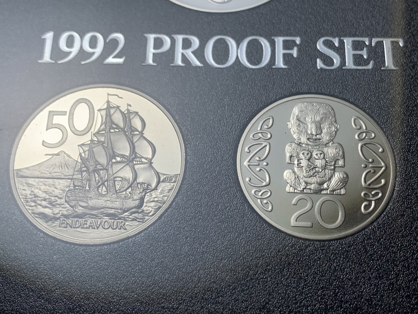 《竞宝斋》第256场-周日，周一 2场连拍 (全场包邮) 新西兰1992精制套币，含25周年纪念大银。英国皇家造币厂。