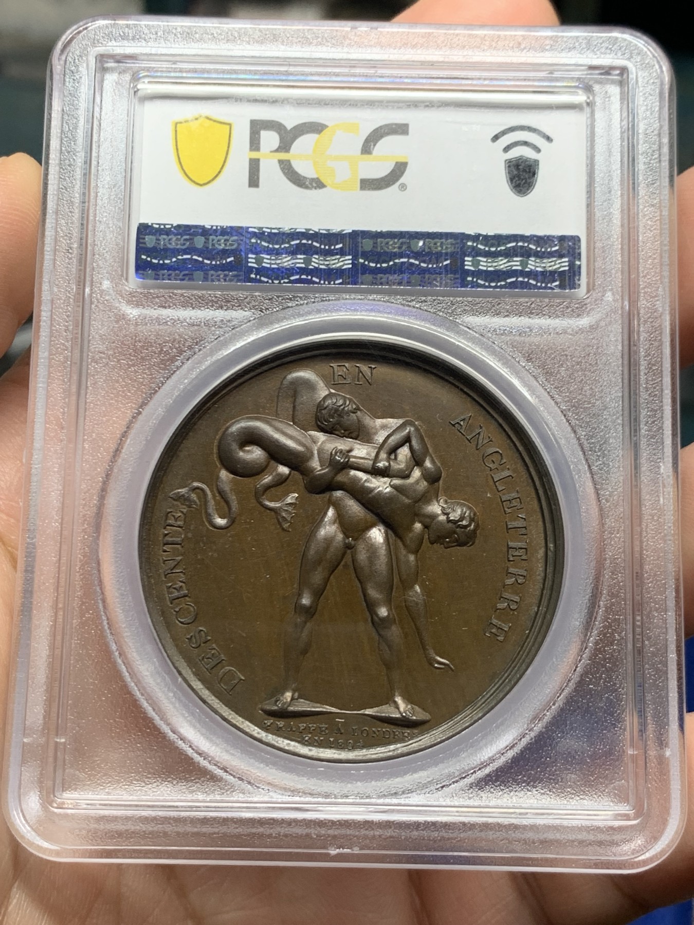 《竞宝斋》第256场-周日，周一 2场连拍 (全场包邮) PCGS SP64冠军分 法国1804年拿破仑入侵英国原铸铜章 赫拉克勒斯大力神（法国）与人鱼（英国）摔跤，并将其高高举起准备给予致命一击。拿破仑于1803年开始计划入侵英格兰的海战， 背面刻有DESCENTE EN ANGLETERRE即英伦陨落，FRAPPE LONDRES/ EN 1804即1804袭击伦敦，充满着法兰西人满满的自傲，1805特拉法加海战之后只好放弃