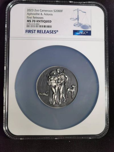 刘世昌艺术品销售中心～虎踞龙蟠*金杨在线联拍群第514期 - 喀麦隆2023年古希腊神话“维纳斯与阿多尼斯”2盎司高浮雕仿古纪念银币【首期蓝标】（NGC MS70ANT 串号：6751219-002）1枚，原盒证。 发行量：500枚