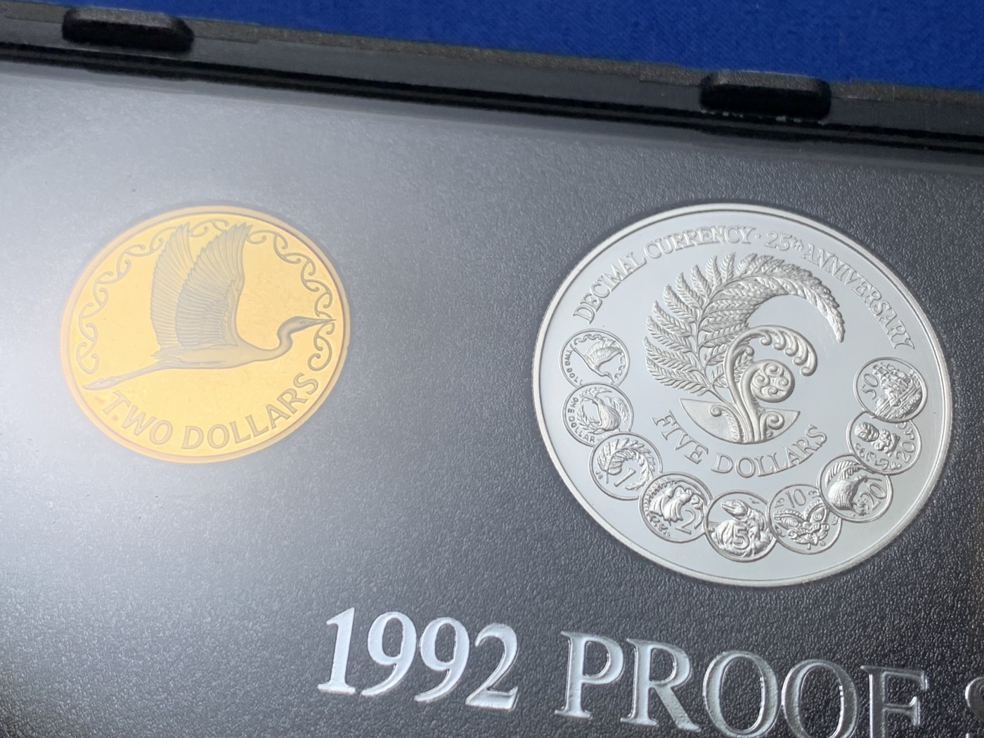 《竞宝斋》第256场-周日，周一 2场连拍 (全场包邮) 新西兰1992精制套币，含25周年纪念大银。英国皇家造币厂。