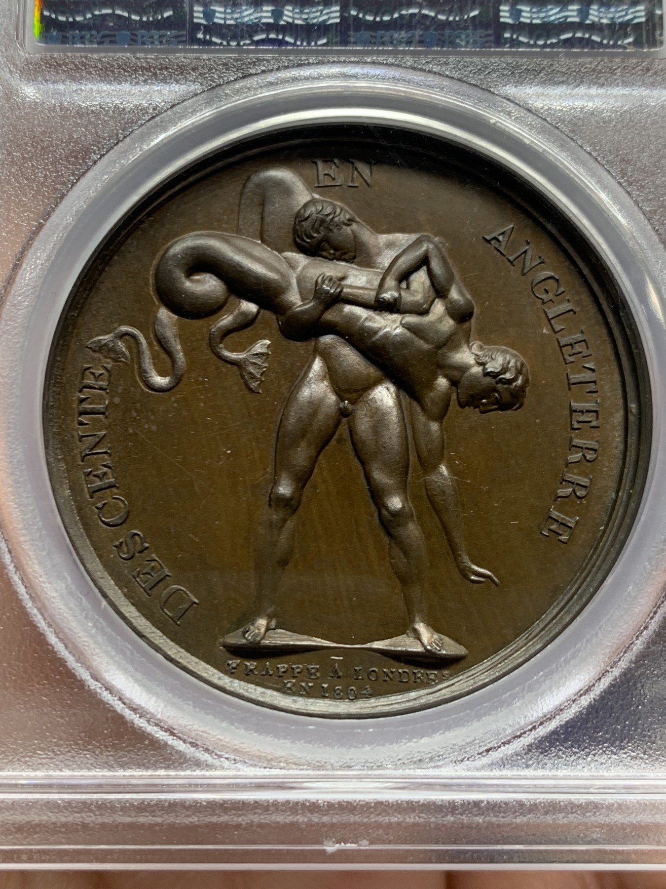 《竞宝斋》第256场-周日，周一 2场连拍 (全场包邮) PCGS SP64冠军分 法国1804年拿破仑入侵英国原铸铜章 赫拉克勒斯大力神（法国）与人鱼（英国）摔跤，并将其高高举起准备给予致命一击。拿破仑于1803年开始计划入侵英格兰的海战， 背面刻有DESCENTE EN ANGLETERRE即英伦陨落，FRAPPE LONDRES/ EN 1804即1804袭击伦敦，充满着法兰西人满满的自傲，1805特拉法加海战之后只好放弃