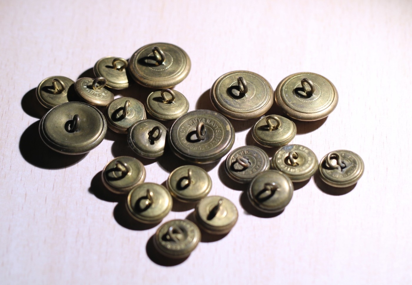 大猫徽章拍卖第245期  英国皇家炮兵军服扣子一组  纯铜背带生产商铭文