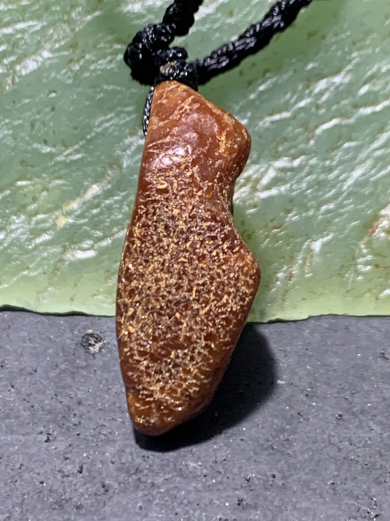 精美天然蜜蜡原石吊坠一个！