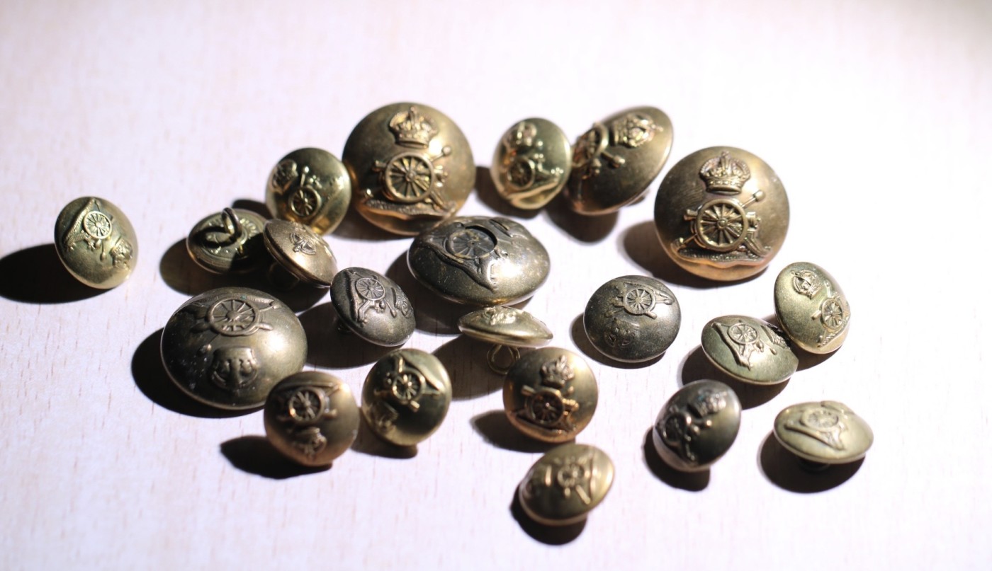 大猫徽章拍卖第245期  英国皇家炮兵军服扣子一组  纯铜背带生产商铭文