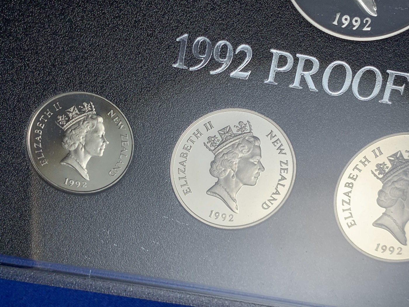 《竞宝斋》第256场-周日，周一 2场连拍 (全场包邮) 新西兰1992精制套币，含25周年纪念大银。英国皇家造币厂。