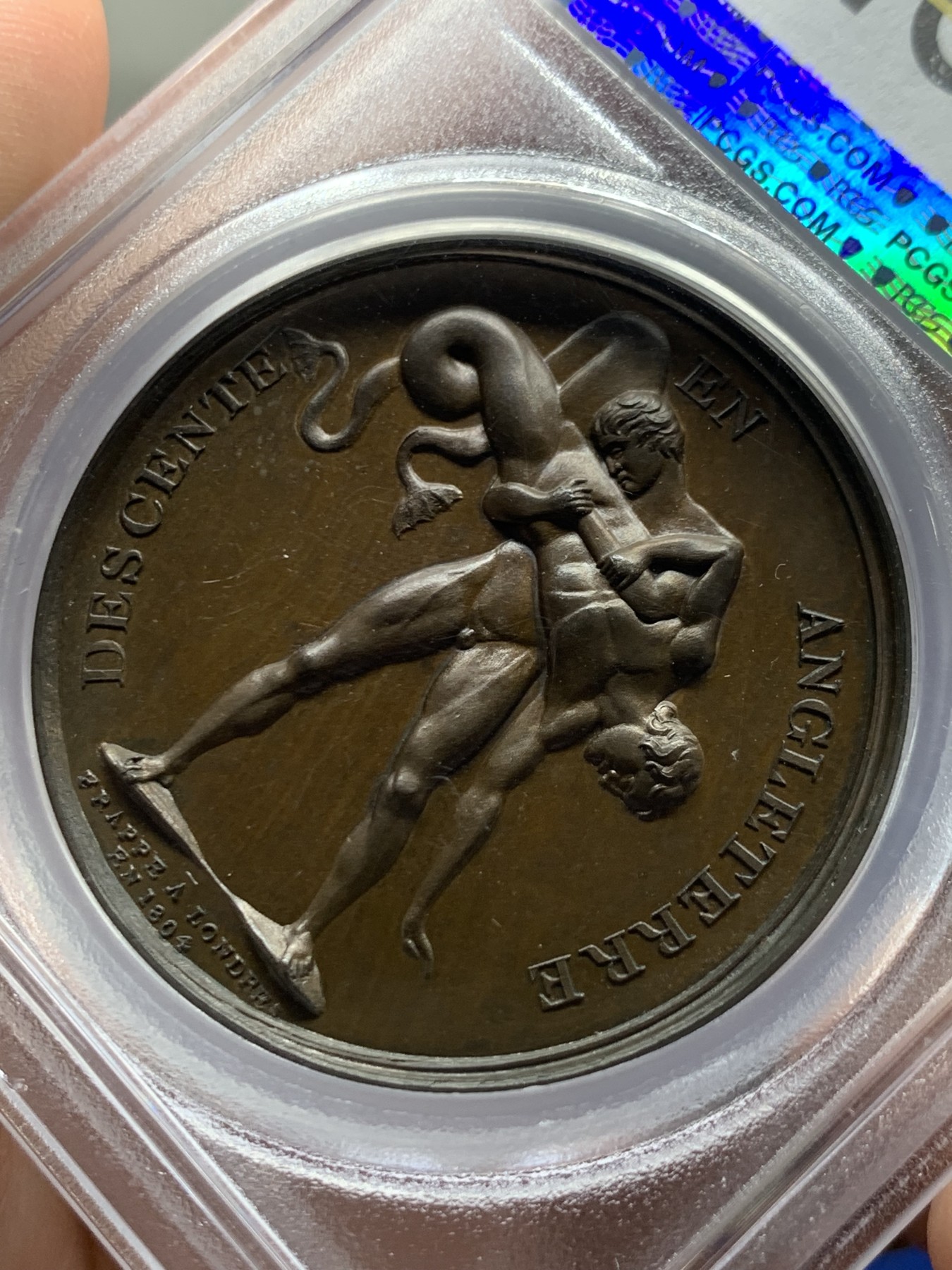 《竞宝斋》第256场-周日，周一 2场连拍 (全场包邮) PCGS SP64冠军分 法国1804年拿破仑入侵英国原铸铜章 赫拉克勒斯大力神（法国）与人鱼（英国）摔跤，并将其高高举起准备给予致命一击。拿破仑于1803年开始计划入侵英格兰的海战， 背面刻有DESCENTE EN ANGLETERRE即英伦陨落，FRAPPE LONDRES/ EN 1804即1804袭击伦敦，充满着法兰西人满满的自傲，1805特拉法加海战之后只好放弃