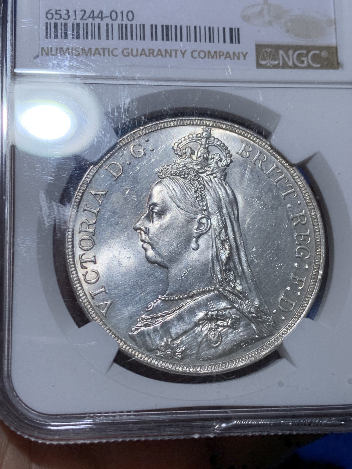 《竞宝斋》第256场-周日，周一 2场连拍 (全场包邮) NGC MS61 英国1890年维多利亚女王高冠马剑1克朗，镜面底板，干净漂亮。盒子下边缘有损。