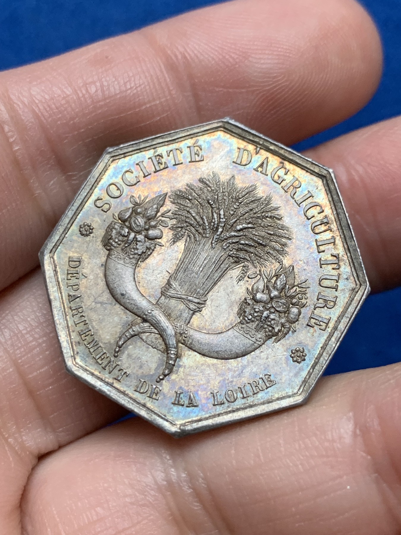 《竞宝斋》第256场-周日，周一 2场连拍 (全场包邮) 法国卢瓦尔农业、园艺、渔业、狩猎和皇家农业学会八角银质代币 10.3g 30mm 早期无边铭 黄油底光