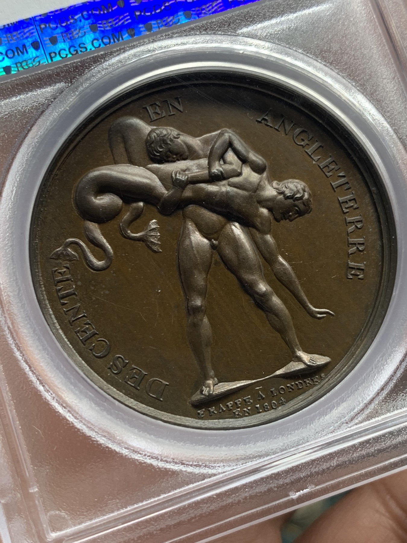《竞宝斋》第256场-周日，周一 2场连拍 (全场包邮) PCGS SP64冠军分 法国1804年拿破仑入侵英国原铸铜章 赫拉克勒斯大力神（法国）与人鱼（英国）摔跤，并将其高高举起准备给予致命一击。拿破仑于1803年开始计划入侵英格兰的海战， 背面刻有DESCENTE EN ANGLETERRE即英伦陨落，FRAPPE LONDRES/ EN 1804即1804袭击伦敦，充满着法兰西人满满的自傲，1805特拉法加海战之后只好放弃