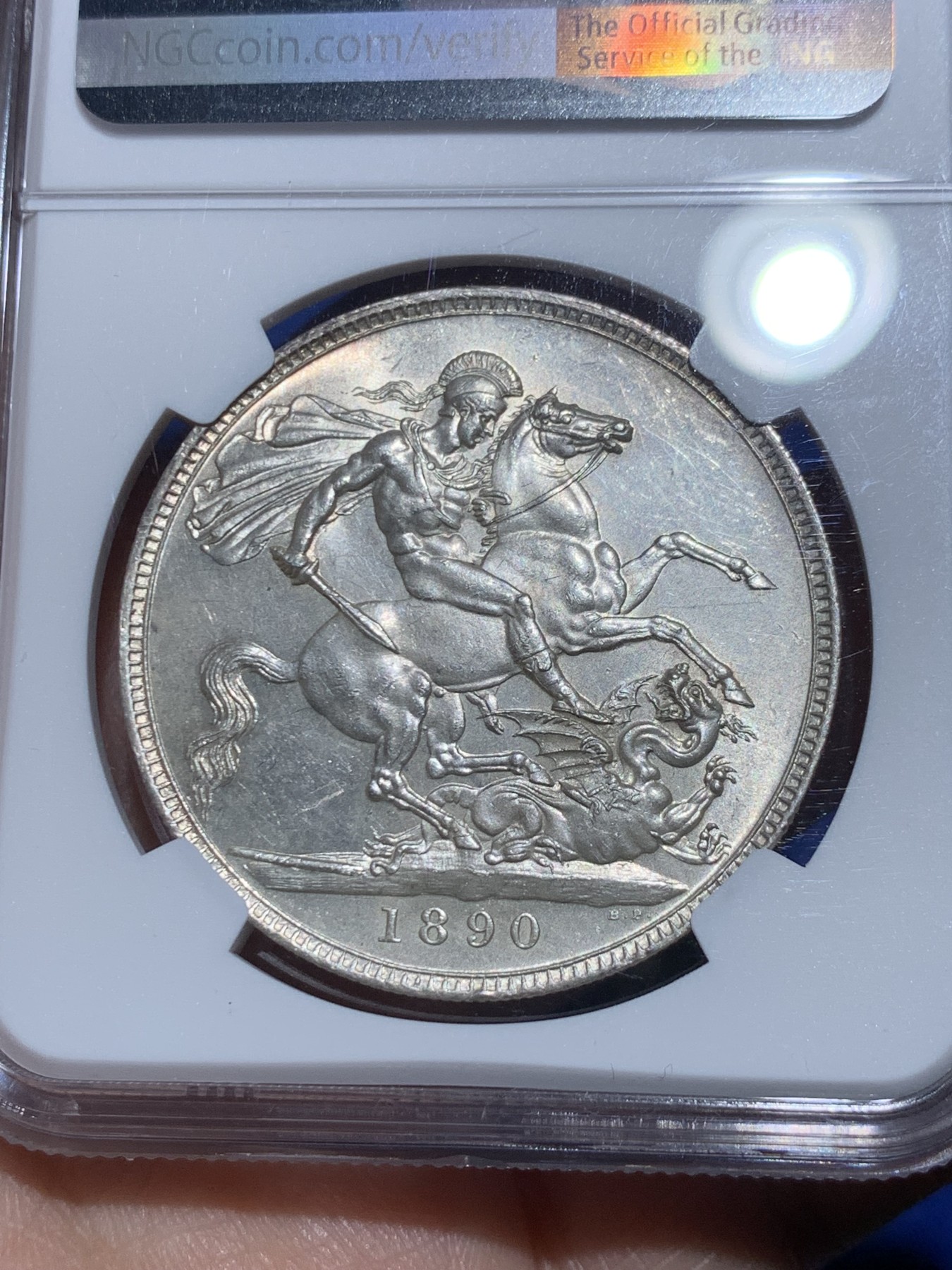 《竞宝斋》第256场-周日，周一 2场连拍 (全场包邮) NGC MS61 英国1890年维多利亚女王高冠马剑1克朗，镜面底板，干净漂亮。盒子下边缘有损。