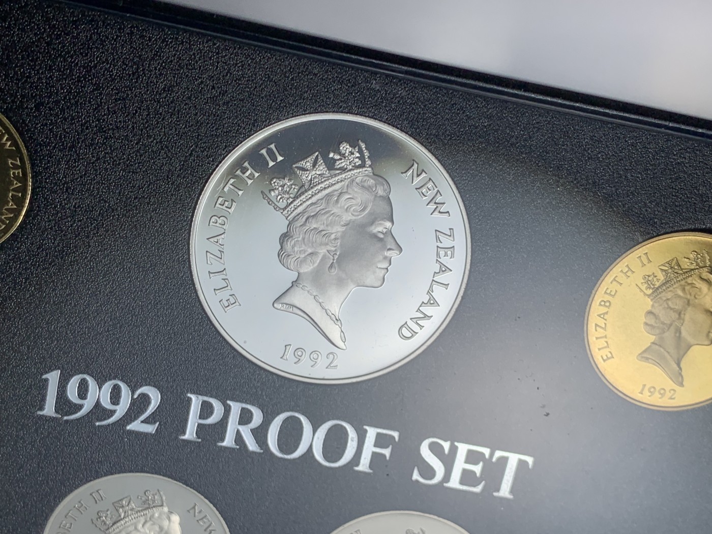 《竞宝斋》第256场-周日，周一 2场连拍 (全场包邮) 新西兰1992精制套币，含25周年纪念大银。英国皇家造币厂。