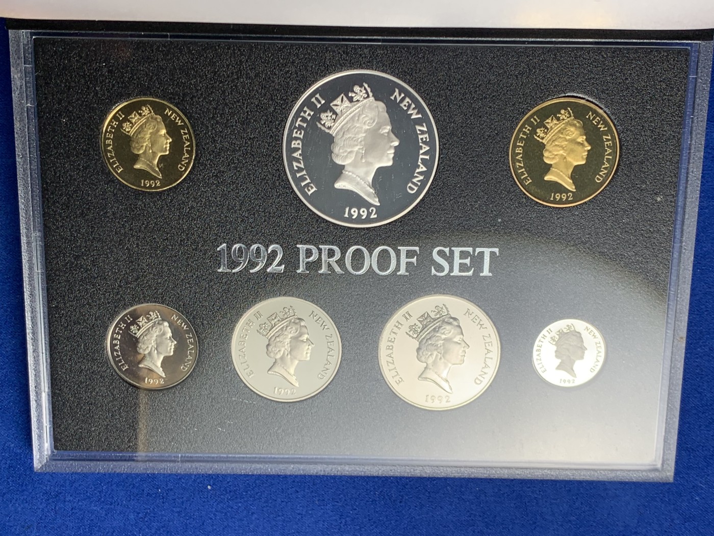 《竞宝斋》第256场-周日，周一 2场连拍 (全场包邮) 新西兰1992精制套币，含25周年纪念大银。英国皇家造币厂。