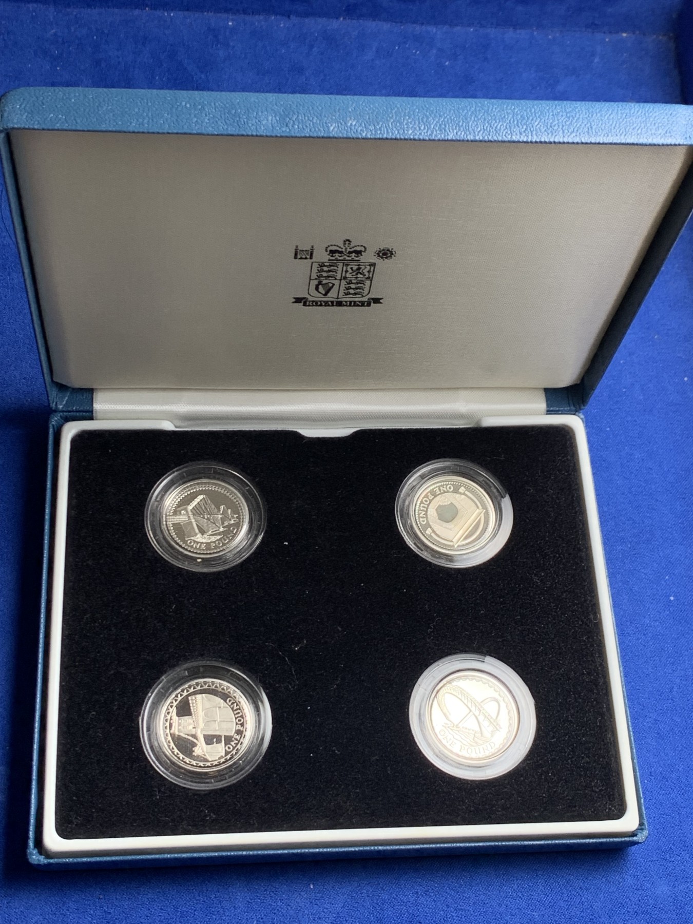 《竞宝斋》第256场-周日，周一 2场连拍 (全场包邮) 2004—2007年英国桥系列一镑精致银币套币 原盒带证书 无雾化 无氧化