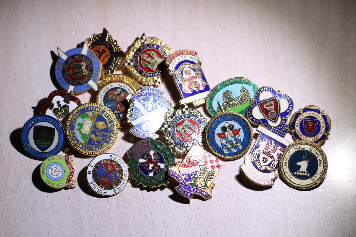 大猫徽章拍卖第245期  欧洲纪念证章一组 20枚