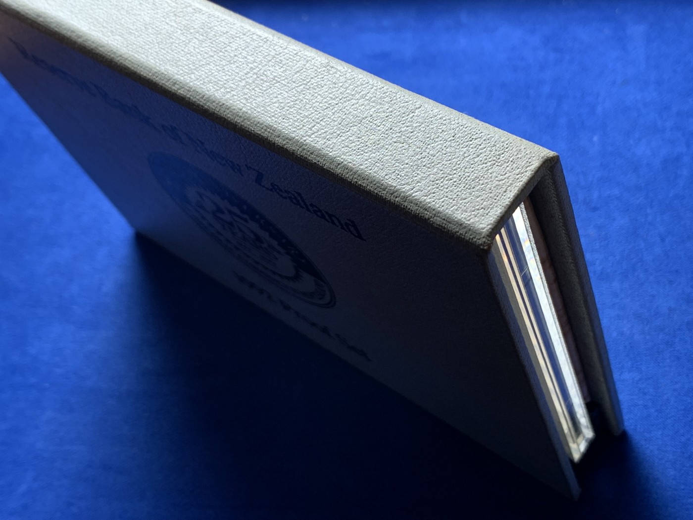 《竞宝斋》第256场-周日，周一 2场连拍 (全场包邮) 新西兰1992精制套币，含25周年纪念大银。英国皇家造币厂。