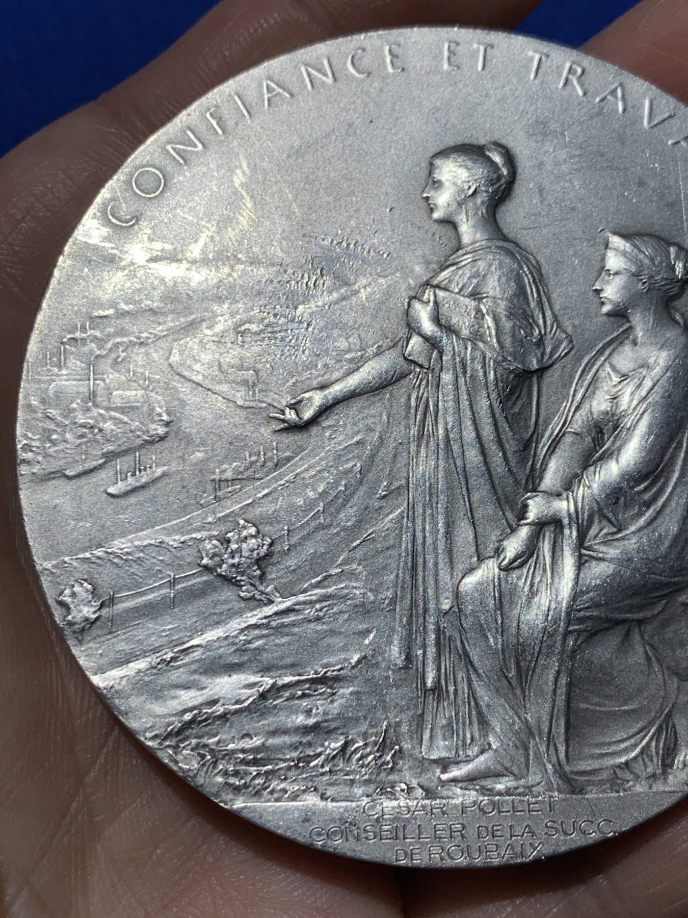 《竞宝斋》第257场-周日，周一 2场连拍 (全场包邮) 法百1900年法国法兰西银行百年纪念银章，直径68mm ，原盒。O.Roty大师名誉品，边铭2ARGENT